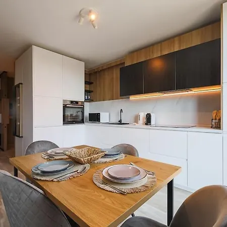 Luxury Apt. Near River & Parking