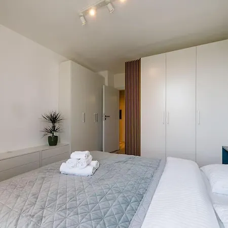 Luxury Apt. Near River & Parking * تيميشورا