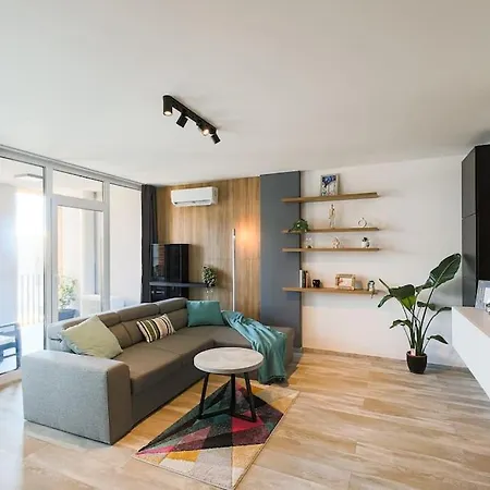 Luxury Apt. Near River & Parking