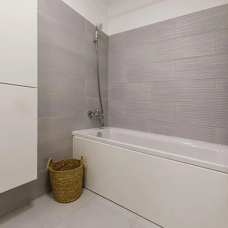 Luxury Apt. Near River & Parking