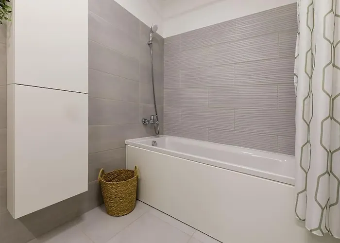 Luxury Apt. Near River & Parking