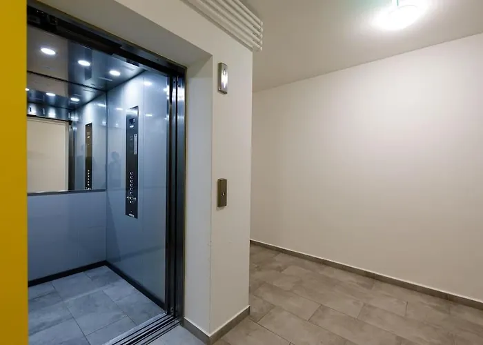 Luxury Apt. Near River & Parking Apartment