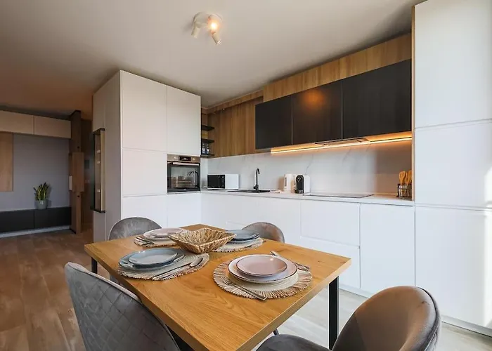 Luxury Apt. Near River & Parking