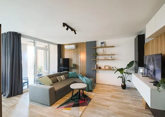 Luxury Apt. Near River & Parking