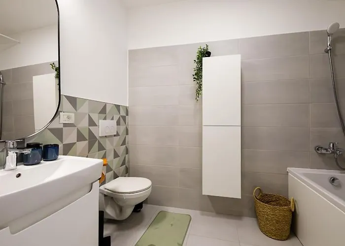 Luxury Apt. Near River & Parking Apartment